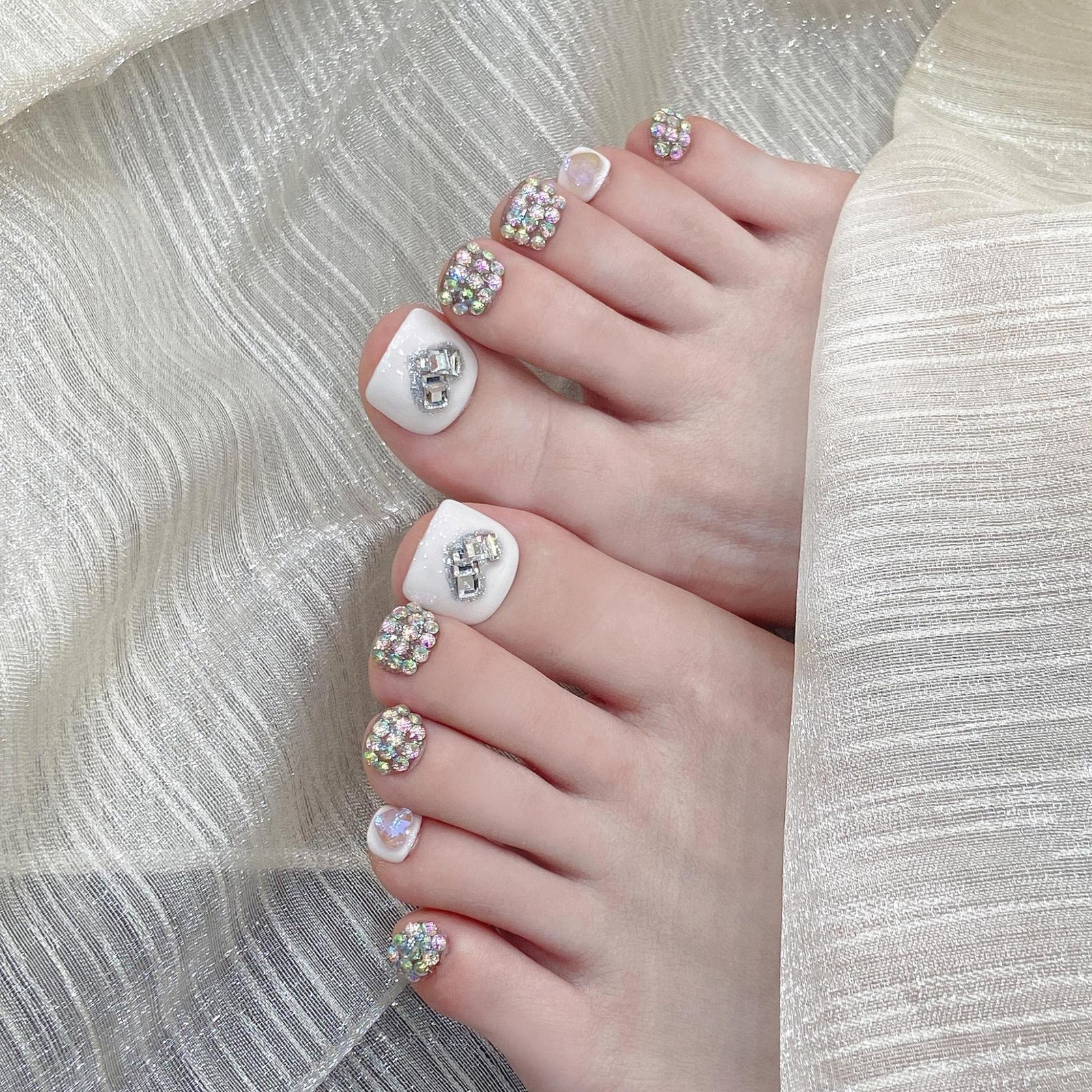 Handmade foot wearable nails, white toenail with sequins, fair-skinned with rhinestones, sophisticated toenail art, new style for summer